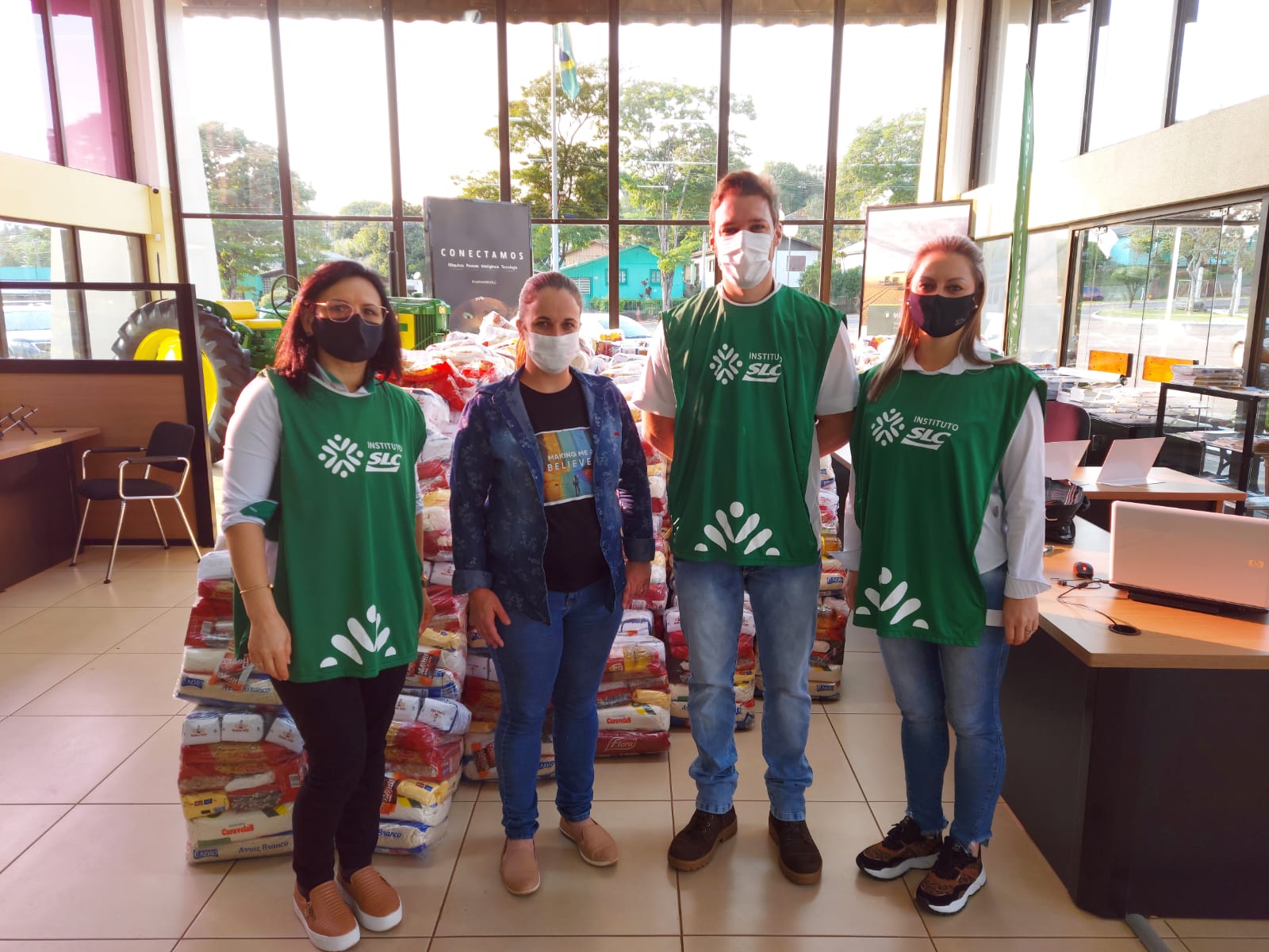 SLC ENTREGA 223 CESTAS BÁSICAS PARA TRÊS DE MAIO